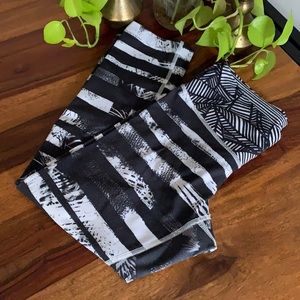 lululemon black and white cropped leggings